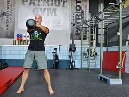 Kettlebell swing: jednotka v spaovan tukov a formovan tela